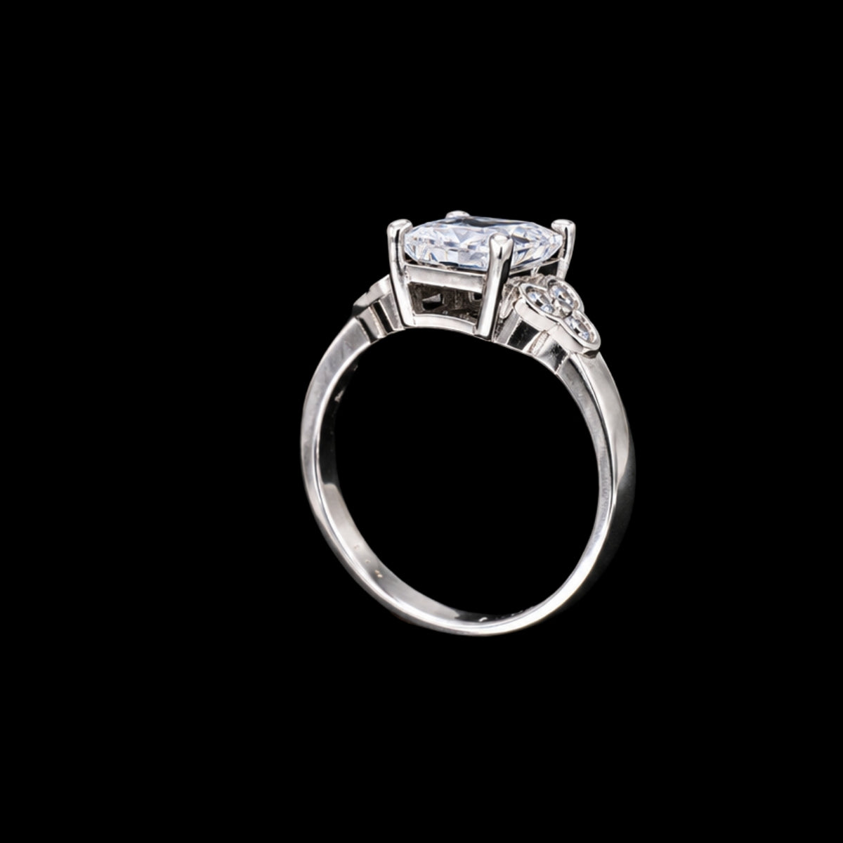Square-cut CZ ring